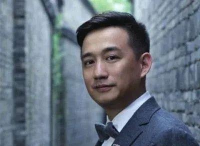 娱乐君吃瓜黄磊是谁呀,黄磊背后的故事与争议